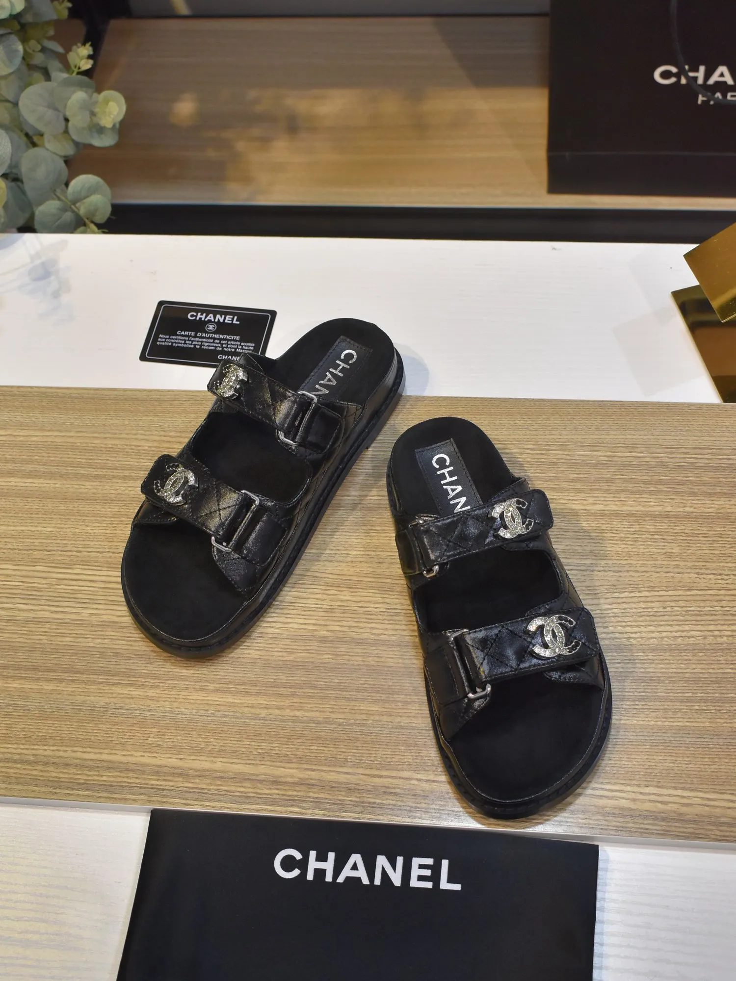 👟👟Ex-factory price 420👟👟 𝑐ℎ𝒶𝓃𝓮𝓁 2025 early spring double pearl latest season new Velcro slippers ————————————❤ European purchasing agent & fragrance grandma’s new fashion latest layout 🔛 Small fragrance sandals that exude lasting charm ~ The original development supports any comparison in the market 🆚The so-called smooth and natural lines To restore the original look, many celebrities have recommended it as one of the must-have items for spring. It is super comfortable on the feet! [Top version] ⚫ Size: 35-41 (41-42 customized, non-returnable)